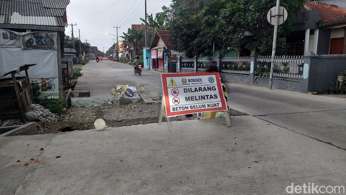 Papan pemberitahuan proyek perbaikan jalan di selatan KBB