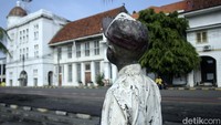 Patung anak kecil lengkap dengan seragam sekolah dan sepatunya ini terlihat kurang perawatan.