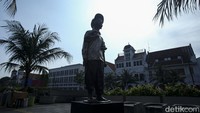 Instalasi patung ini dibuat kala kawasan Kota Tua direvitalisasi, terutama pada bagian Taman Kali Besar.