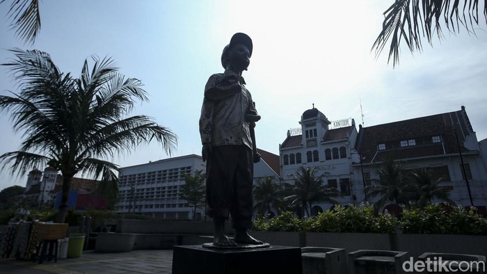 Sebuah patung yang berada di Kawasan Kota Tua, Jakarta nampak kurang perawatan, Jumat (8/7/2022). Nampak patung tersebut catnya telah mengelupas dan kotor.