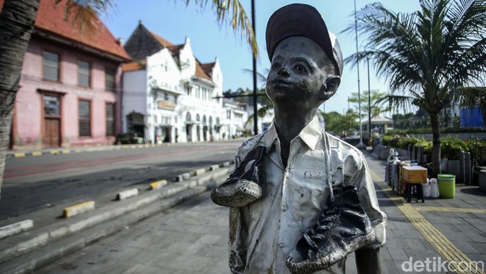 Sebuah patung yang berada di Kawasan Kota Tua, Jakarta nampak kurang perawatan, Jumat (8/7/2022). Nampak patung tersebut catnya telah mengelupas dan kotor.