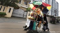 Berbagai macam upaya sudah dilakukan untuk bisa sembuh dari penyakit yang ia alami. Keterbatasan biaya untuk berobat yang akhirnya membuat ia untuk menerima dan pasrah atas takdir yang ia harus terima.