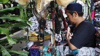 Biasanya Ia sholat berjamaah dengan sesama warga yang berada dijalan depan Masjid dan tetap diatas kursi rodanya. 