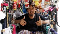 Ia pun berharap dapat memiliki sebuah kursi roda elektrik agar bisa dapat berjualan dengan mudah dan meringankan beban istrinya yang setiap hari harus selalu mendorongnya.