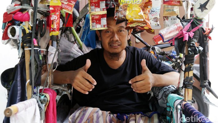Keterbatasan fisik tak jadi halangan bagi Kundiarto (47) untuk terus berjuang dan bekerja mencari nafkah demi penuhi kebutuhan hidup keluarga.

Bersama istri tercinta Ati Supraptin (53), Kundiarto sehari-harinya berjualan makanan ringan dan kopi diatas kursi roda yang telah dimodifikasi untuk berkeliling di kawasan Cipete Utara, Jakarta Selatan.