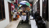 Sebelum terkena penyakit miningitis ia sempat bekerja di Pabrik kawasan Cikarang dan juga bekerja sebagai office boy diperusahaan asing di Jakarta. Usai terkena meningitis, ia tak juga patah semangat untuk menjalani dan terus melanjutkan hidupnya. 