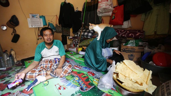 Keterbatasan fisik tak jadi halangan bagi Kundiarto (47) untuk terus berjuang dan bekerja mencari nafkah demi penuhi kebutuhan hidup keluarga.

Bersama istri tercinta Ati Supraptin (53), Kundiarto sehari-harinya berjualan makanan ringan dan kopi diatas kursi roda yang telah dimodifikasi untuk berkeliling di kawasan Cipete Utara, Jakarta Selatan.