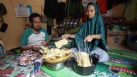 Bahkan, Ia pun sempat pernah menjadi guru ngaji untuk anak-anak di masjid lingkungannya tempat ia tinggal. Bahkan, hingga kini ia pun masih terus berusaha untuk menjadi penjual keliling makanan kecil dan kopi.  