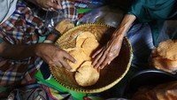 Ia telah berjualan keliling dengan kursi rodanya dikawasan Cipete sejak tahun 2015. Bersama istrinya yang mendorong ia habiskan untuk berjualan diatas kursi roda tersebut.