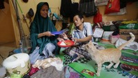 Biasanya Ia berkeliling hingga berkilo-kilometer. Jika dalam kondisi kurang sehat, ia hanya berjualan berkeliling dan mangkal disekitar Masjid Al Amjad yang berjarak kurang lebih 600 meter dari tempat tinggal atau kontrakannya.  