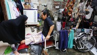 Pria yang mengontrak rumah di Jalan Damai Raya, Gang Haji Amu 5, RT 13/02 mengaku pendapatannya tidak menentu kadang laris kadang tidak laku sama sekali.