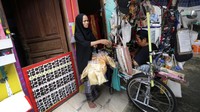 Ia bahkan pernah mengalami dalam satu minggu berjualan tidak laku. Ia dan istri juga pernah mengalami dalam 1 hari mendapatkan uang Rp 300 ribu.