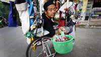 Jika dirata-rata menurutnya pendapatannya berjualan mulai 50 hingga 100 ribu rupiah setiap harinya. Padahal, ia harus membayar biaya kontrakannya Rp 1 juta rupiah setiap bulannya.