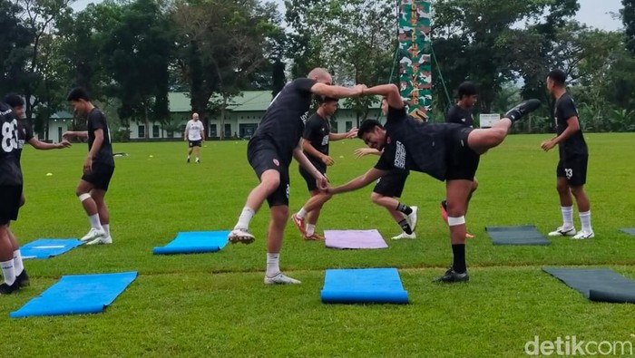 Pemain PSM Makassar Wiljan Pluim dan Abdul Rahman berlatih bersama di Lapangan Yonzipur Maros.