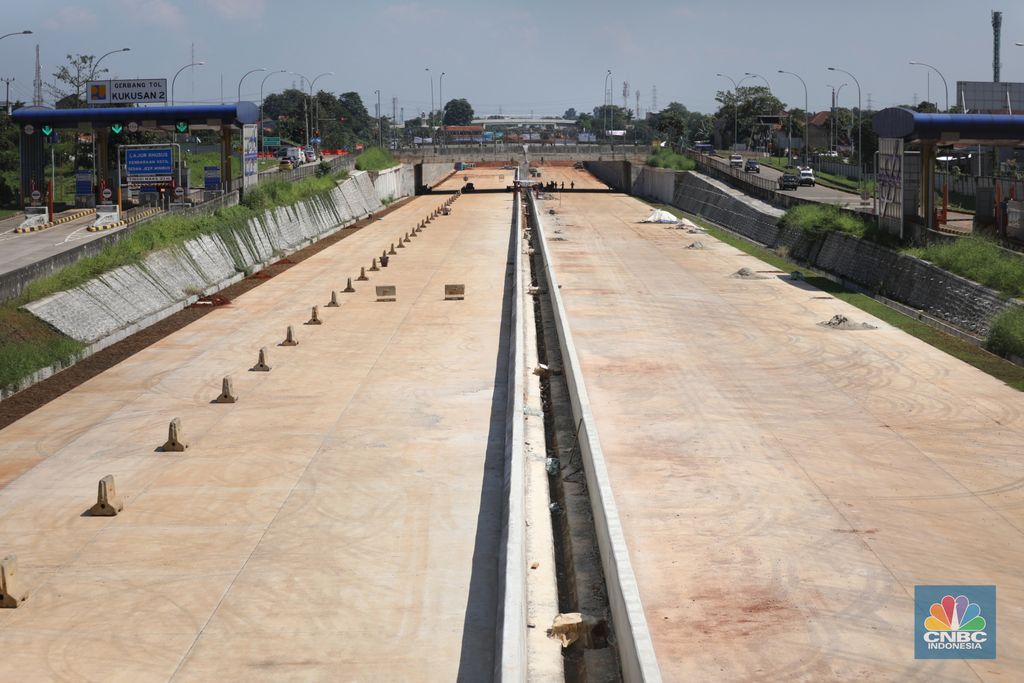 Pekerja menyelesaikan pembangunan Tol Cinere - Jagorawi (Cijago) seksi III di Beji, Depok, Jawa Barat, Jumat (8/7/2022). Jalan tol tersebut merupakan bagian dari jaringan Jalan Tol Jakarta Outer Ring Road atau JORR II yang menghubungkan Kukusan–Cinere Depok sepanjang 5,5 kilometer. (CNBC Indoneia/ Tri Susilo)