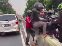 Takut Ditilang Polisi, Pemotor Gotong-Royong Angkut Motor Keluar dari Jalur Busway