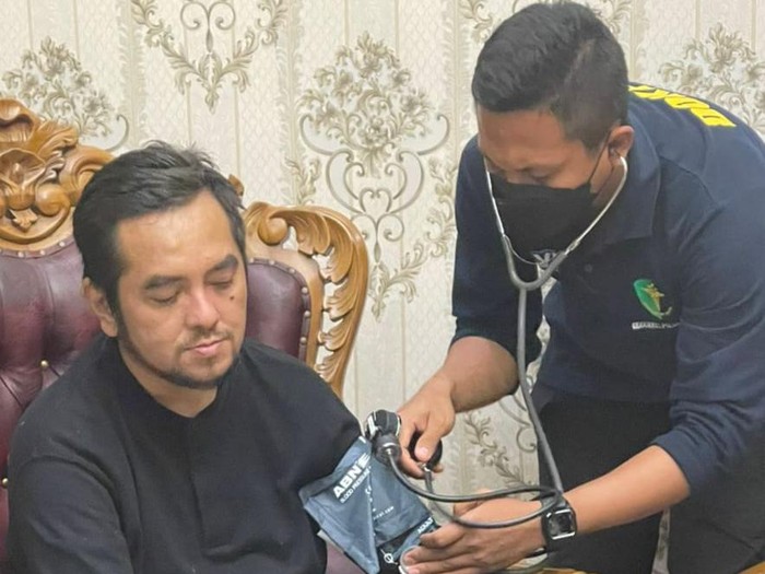Penampakan Mas Bechi, DPO pencabulan diperiksa kesehatannya usai menyerahka diri ke polisi, Jumat (8/7/2022).