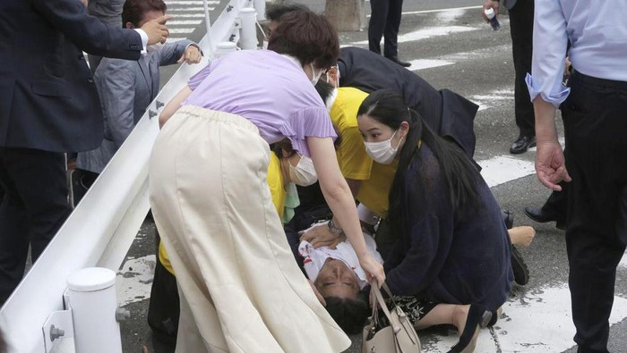 Mantan Perdana Menteri Jepang Shinzo Abe, roboh di jalan di Nara, Jepang, Jumat (8/7/2022). Abe mengalami henti jantung setelah ditembak saat pidato kampanye.
