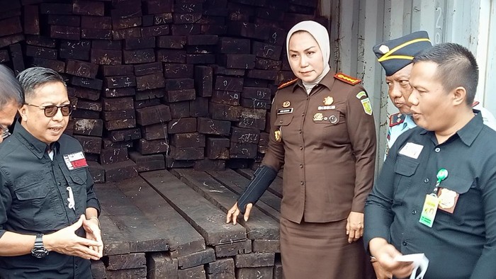 Pengungkapan peredaran kayu Merbau ilegal senilai Rp 10 miliar di Kota Makassar, Sulsel.