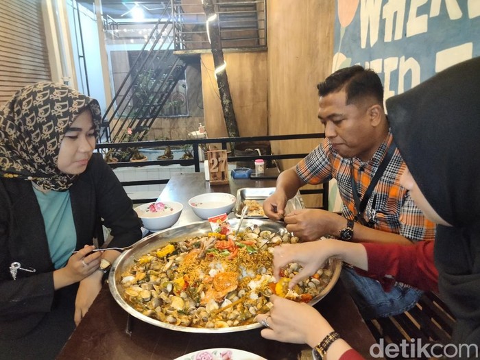 Pengunjung saat menikmati mi becek seafood