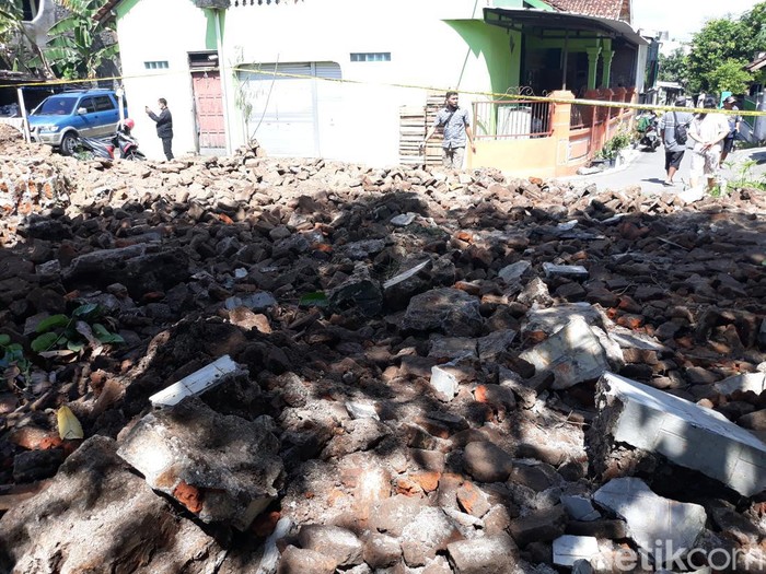 Penjebolan tembok yang diduga cagar budaya di Kabupaten Sukoharjo, Jumat (8/7/2022).
