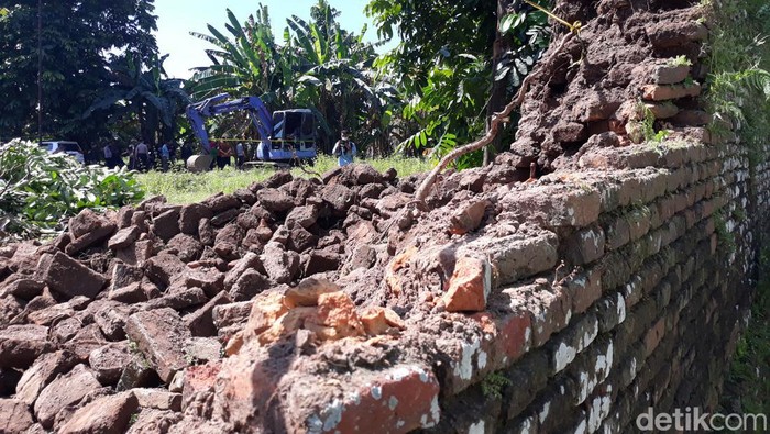 Penjebolan tembok yang diduga cagar budaya kembali terjadi di Desa Singopuran, Kabupaten Sukoharjo, Jumat (8/7/2022).