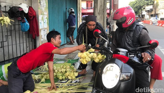 Penjual kupat di Sukabumi raup cuan.