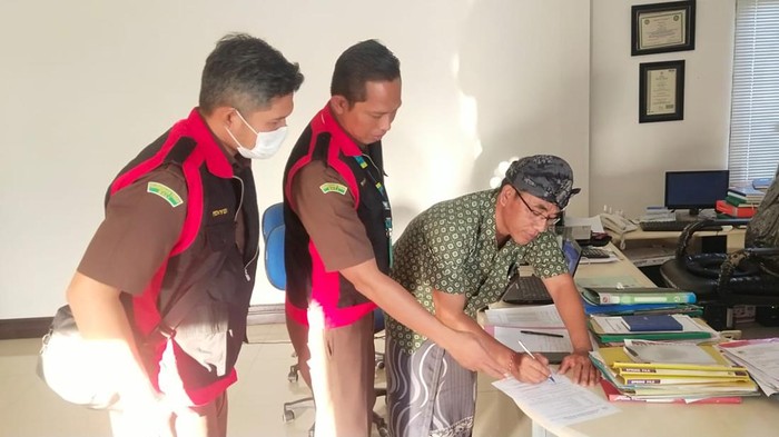 Penyidik tindak pidana khusus Kejari Buleleng saat melakukan penyitaan aset milik LPD Anturan atas nama Nyoman Arta Wirawan alias NAW yang kini berstatus tersangka.