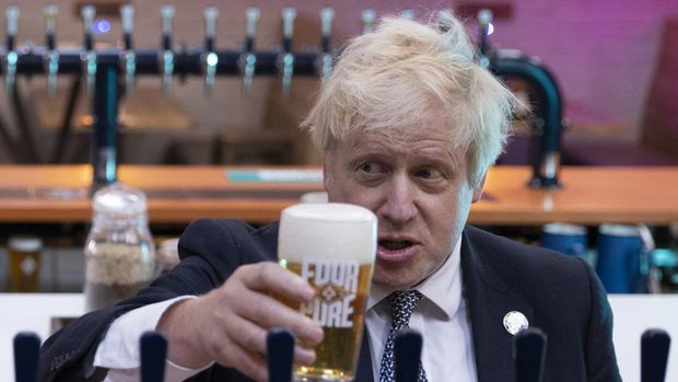 Perdana Menteri Inggris Boris Johnson dan Menteri Keuangan Rishi Sunak mengunjungi 'Fourpure Brewery' di Bermondsey di London, Inggris, Rabu (27/10/2021). (Photo by Dan Kitwood/Getty Images)