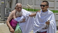 Mina berjarak sekitar 7 km dari Masjidil Haram. Jemaah bisa menggunakan moda transportasi bus atau jalan kaki menuju Masjidil Haram.
