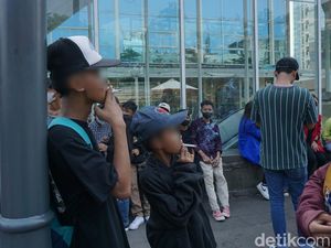 Potret Nyata Perokok Belia di Balik Fenomena Viral Citayam Fashion Week