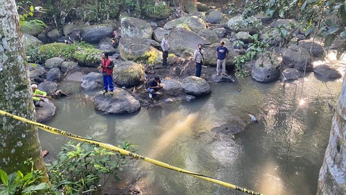 Petugas Polsek Kediri dan Tim Identifikasi Satreskrim Polres Tabanan melakukan olah TKP di lokasi penemuan mayat bayi di aliran sungai atau Tukad Yeh Sungi, Jumat (8/7/2022).