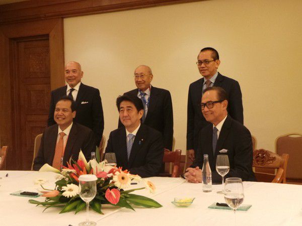 Potret Kebersamaan Chairul Tanjung dan Shinzo Abe dalam sebuah pertemuan di Bali (dok detikcom)