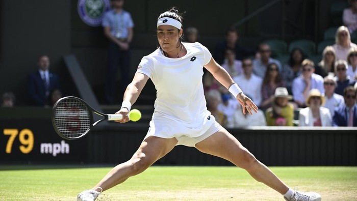 Tennis - Wimbledon - All England Lawn Tennis and Croquet Club, London, Britain - July 7, 2022  Tunisia's Ons Jabeur in action during her semi final match against Germany's Tatjana Maria REUTERS/Toby Melville