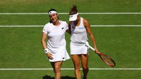 Ons Jabeur dan Tatjana Maria saling merangkul setelah pertandingan semi final. REUTERS/Hannah Mckay