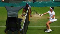 Ons Jabeur menjadi wanita Arab pertama yang mencapai final Grand Slam dengan kemenangan di semifinal Wimbledon atas Tatjana Maria. REUTERS/Hannah Mckay