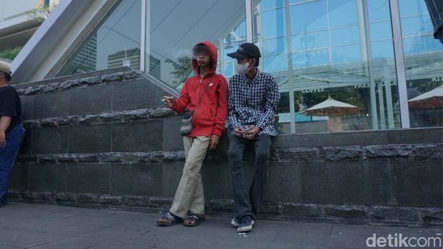 Potret perokok belia di Citayam Fashion Week