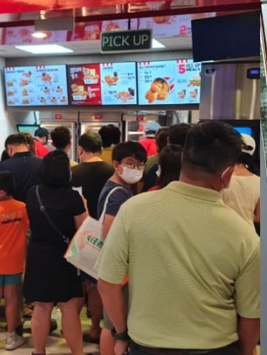 Puluhan Pelanggan KFC Ngamuk Gegara Ayam Gorengnya Habis Saat Promosi