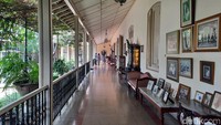 Bila traveler ingin melihat sendiri, dapat datang ke Pura Mangkunegaran di Jalan Ronggowarsito, Kecamatan Banjarsari, Kota Solo. Pura Mangkunegaran buka setiap hari pukul 10.00-13.00 WIB. Foto: Putu Intan/detikcom