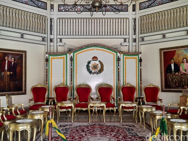 Tempat selanjutnya adalah Pracimoyoso. Ketika memasuki ruangan ini, traveler akan melihat kursi berlapis emas. Ini merupakan tempat keluarga Mangkunegaran berkumpul. Foto: Putu Intan/detikcom Tempat selanjutnya adalah Pracimoyoso. Ketika memasuki ruangan ini, traveler akan melihat kursi berlapis emas. Ini merupakan tempat keluarga Mangkunegaran berkumpul. Foto: Putu Intan/detikcom