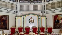 Tempat selanjutnya adalah Pracimoyoso. Ketika memasuki ruangan ini, traveler akan melihat kursi berlapis emas. Ini merupakan tempat keluarga Mangkunegaran berkumpul. Foto: Putu Intan/detikcom