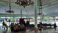 Saat masuk ke Pura Mangkunegara, traveler akan melalui Pendopo Ageng dan disambut alunan gamelan. Di sini traveler wajib melepas alas kaki dan merasakan langsung dinginnya lantai marmer yang diimpor dari Italia. Foto: Putu Intan/detikcom