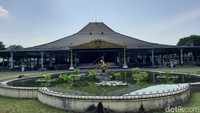 Untuk masuk ke sana, traveler membayar tiket Rp 20.000 per orang. Traveler akan didampingi pemandu (guide) yang akan menjelaskan sejarah istana. Foto: Putu Intan/detikcom