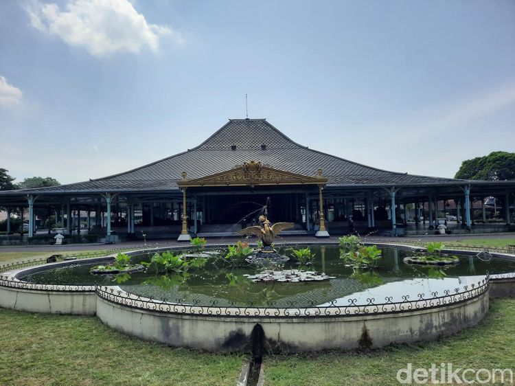Biar Nggak Penasaran, Lihat Yuk Isi Pura Mangkunegaran