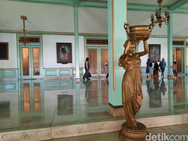 Bagian istana selanjutnya adalah Paringgitan. Ini merupakan area pemisah antara Pendopo Ageng dan Dalem Ageng. Di sana traveler dapat melihat lukisan penguasa Mangkunegaran mulai dari Mangkunegara VII, VIII, dan IX dan istrinya. Lukisan-lukisan itu merupakan karya Basuki Abdullah. Foto: Putu Intan/detikcom Bagian istana selanjutnya adalah Paringgitan. Ini merupakan area pemisah antara Pendopo Ageng dan Dalem Ageng. Di sana traveler dapat melihat lukisan penguasa Mangkunegaran mulai dari Mangkunegara VII, VIII, dan IX dan istrinya. Lukisan-lukisan itu merupakan karya Basuki Abdullah. Foto: Putu Intan/detikcom