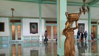 Bagian istana selanjutnya adalah Paringgitan. Ini merupakan area pemisah antara Pendopo Ageng dan Dalem Ageng. Di sana traveler dapat melihat lukisan penguasa Mangkunegaran mulai dari Mangkunegara VII, VIII, dan IX dan istrinya. Lukisan-lukisan itu merupakan karya Basuki Abdullah. Foto: Putu Intan/detikcom