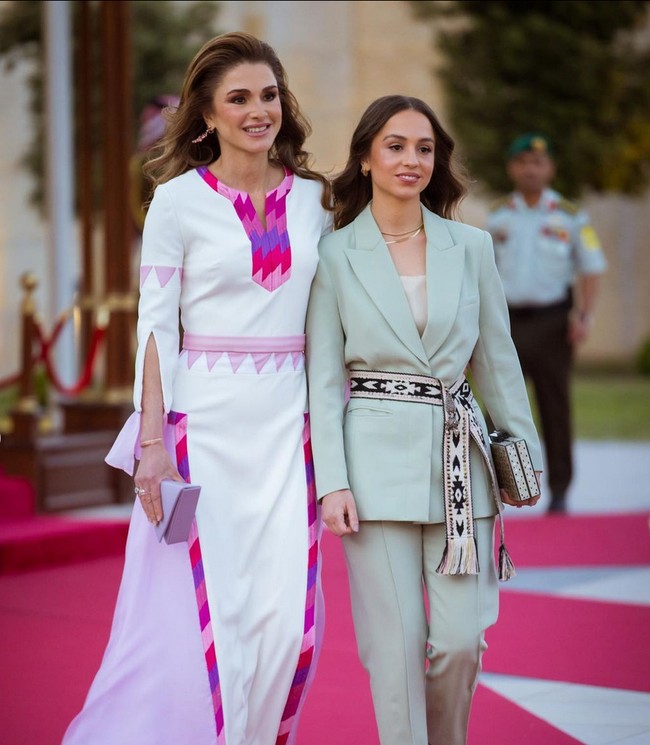 Putri Iman kerap ikut dalam kegiatan kenegaraan dan kerajaan kedua orangtuanya. Saat tampil di depan publik, wanita 25 tahun ini lebih memilih busana simpel namun tetap terkesan anggun bersahaja. Foto: Instagram/@queenrania