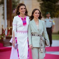 Putri Iman kerap ikut dalam kegiatan kenegaraan dan kerajaan kedua orangtuanya. Saat tampil di depan publik, wanita 25 tahun ini lebih memilih busana simpel namun tetap terkesan anggun bersahaja. Foto: Instagram/@queenrania