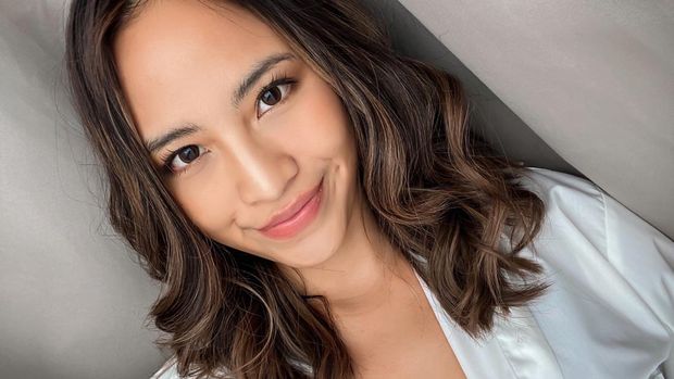 Putri Valentina mulai karier dari blogger hingga pekerja kantoran sebelum jadi host.