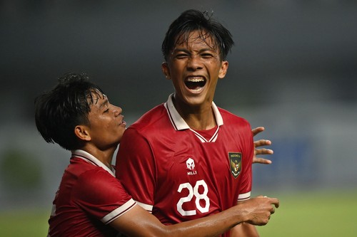 Pesepak bola Tim Nasional Indonesia U-19 Rabbani Tasnim Siddiq (kanan) dan rekannya berselebrasi usai membobol gawang Tim Nasional Filipina U-19 dalam laga penyisihan Grup A Piala AFF U-19 2022 di Stadion Patriot Candrabhaga, Bekasi, Jawa Barat, Jumat (8/7/2022). ANTARA FOTO/Aditya Pradana Putra/aww.